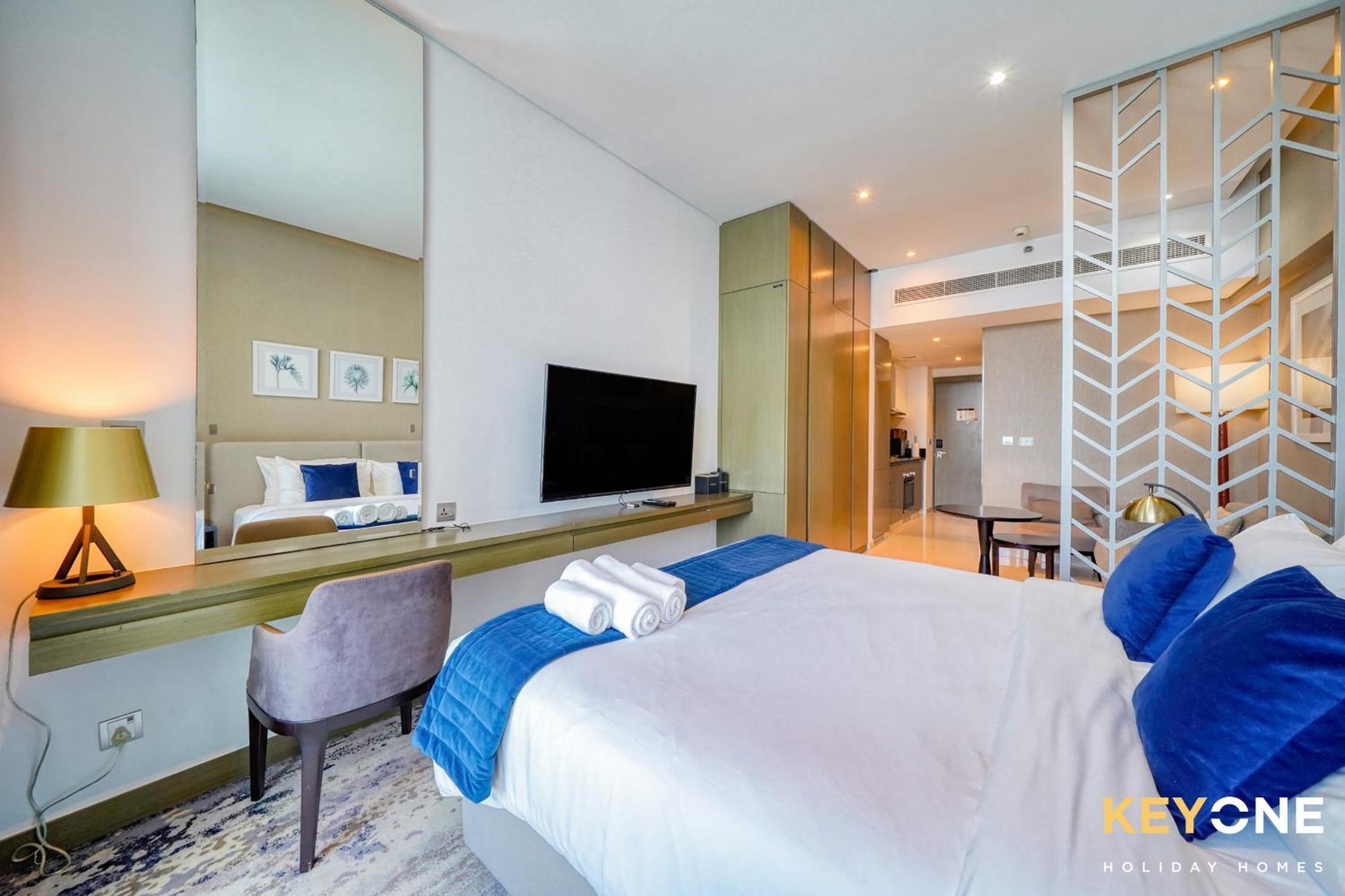 Sleek In Prive With Stunning Canal View