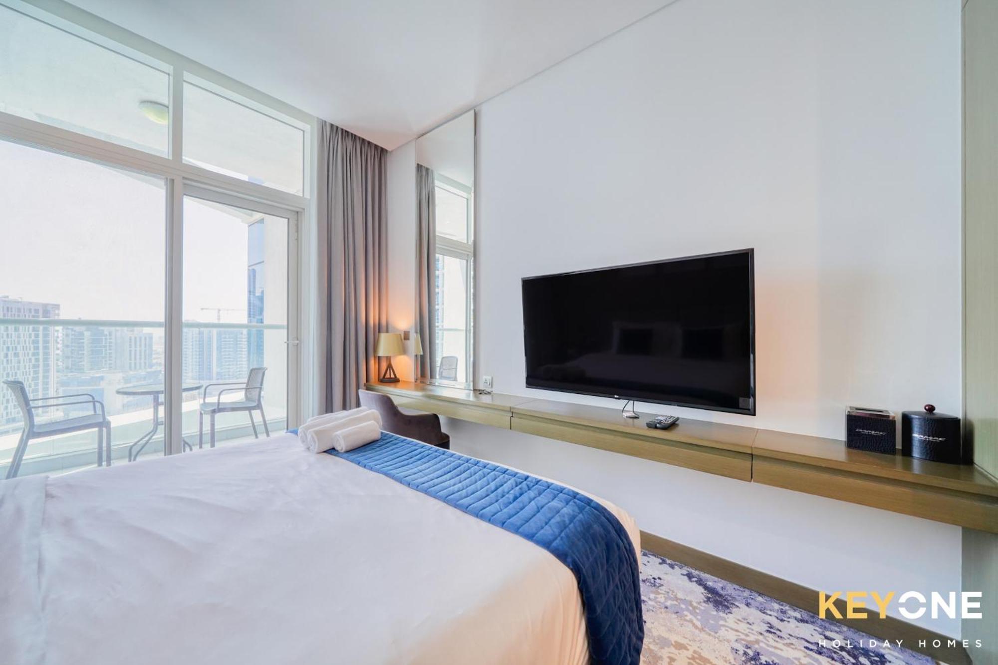 Sleek In Prive With Stunning Canal View Apartment