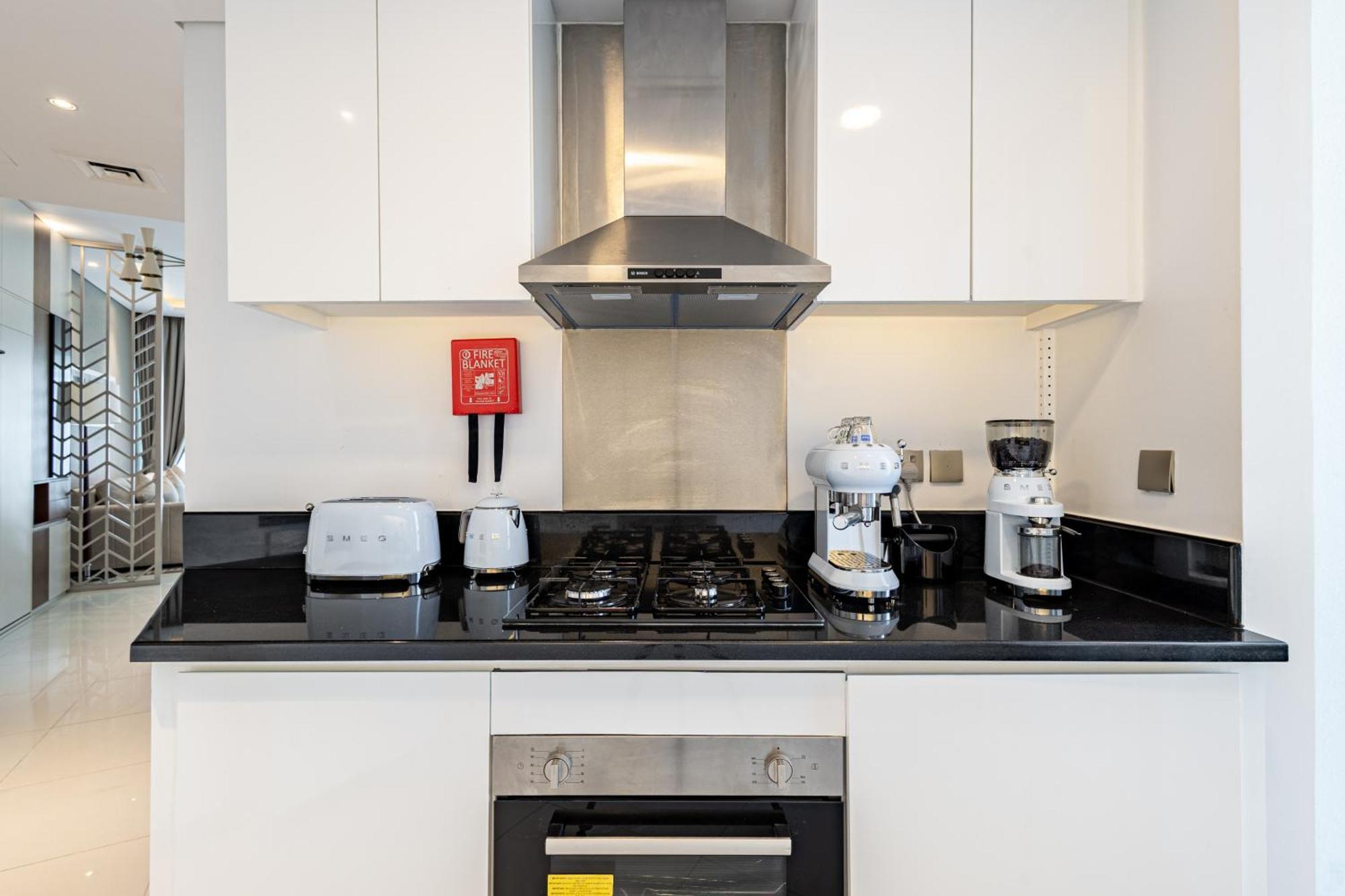 Deluxe One-bedroom In Business Bay With Burj Khalifa And Canal View Apartamento