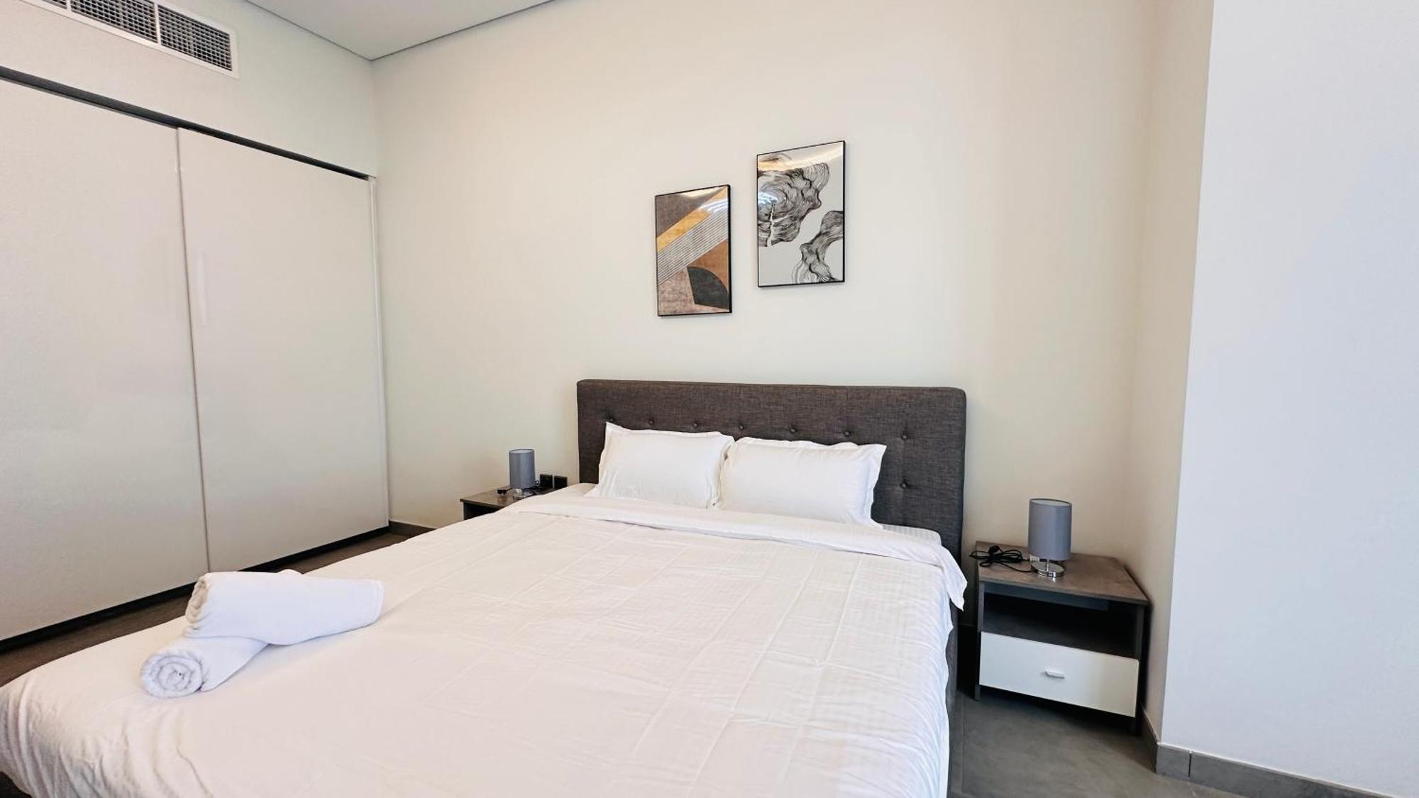 Upscale At Oval Tower Near Downtown With Balcony And Parking By Belvilla Dubái