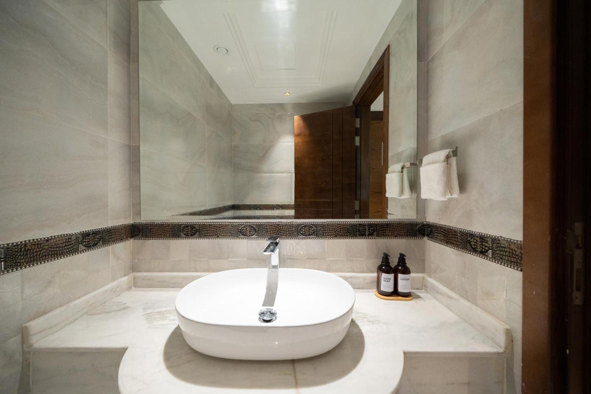 Luxe Spacious 1 Bedroom Lejlighed