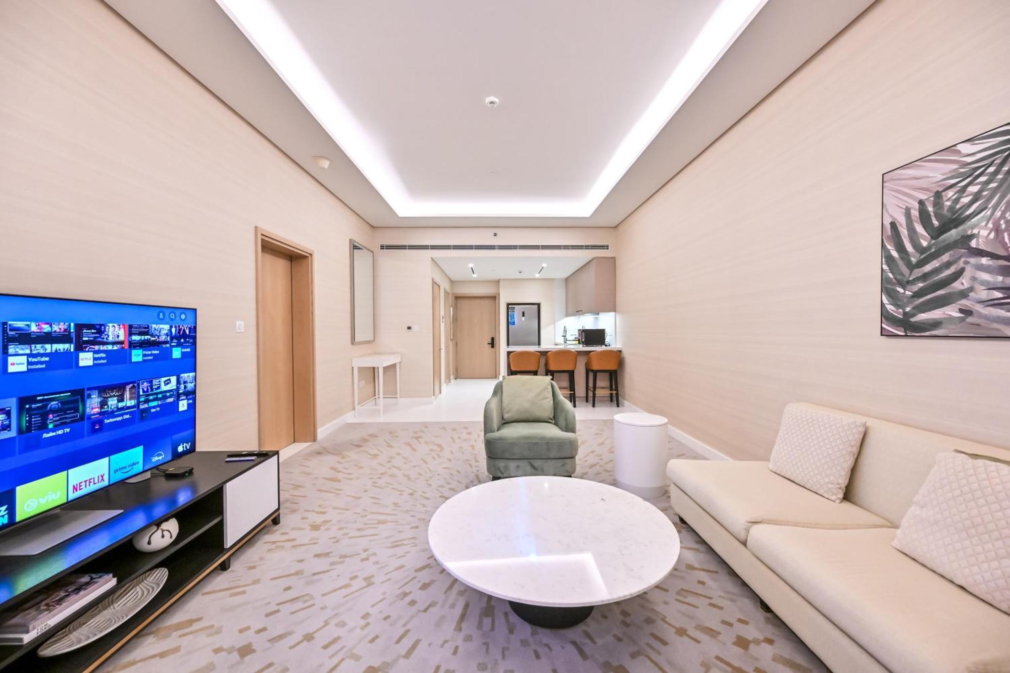 Stylish 1-br Retreat With Sweeping Views In Palm Tower Dubai