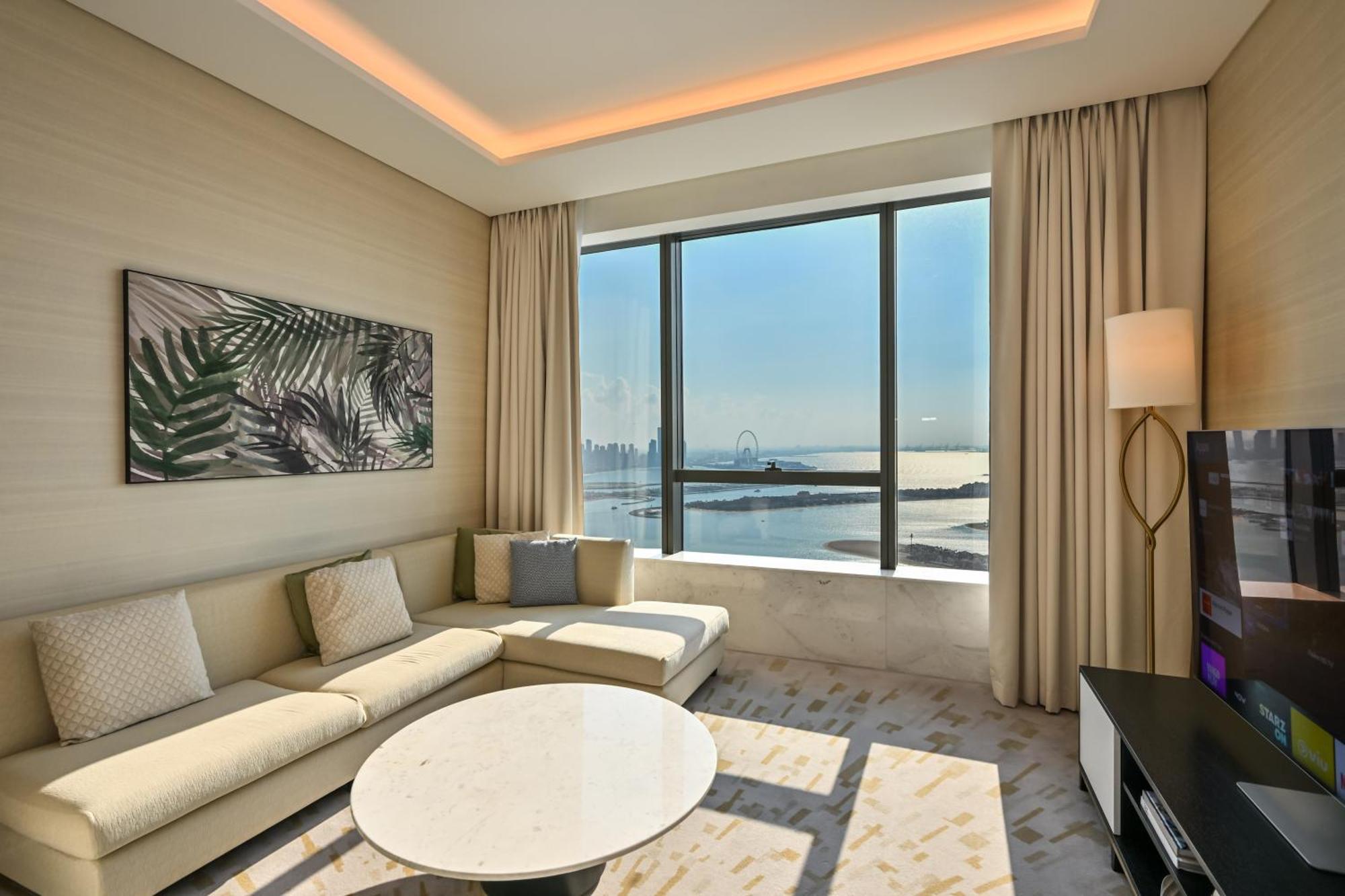 Stylish 1-br Retreat With Sweeping Views In Palm Tower