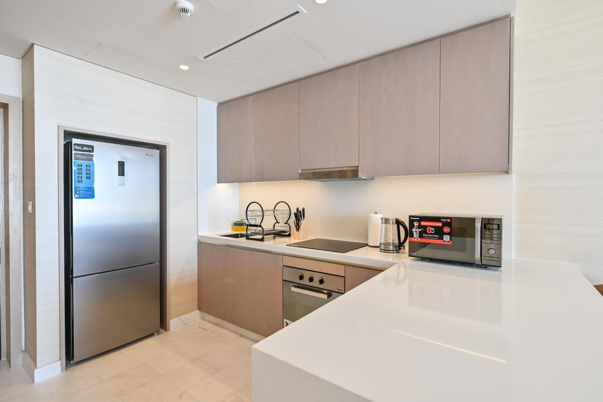 Stylish 1-br Retreat With Sweeping Views In Palm Tower
