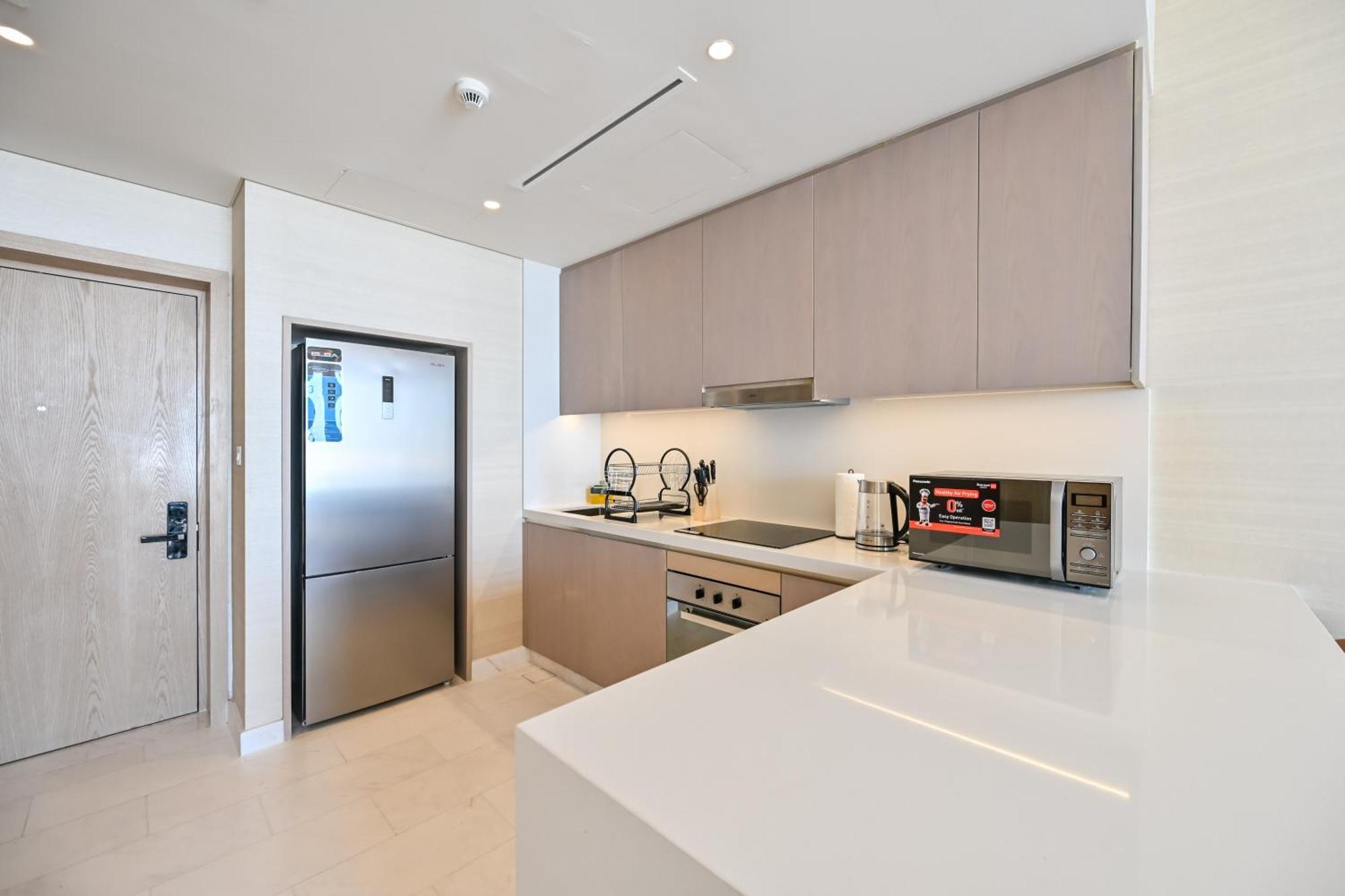 Stylish 1-br Retreat With Sweeping Views In Palm Tower Apartamento