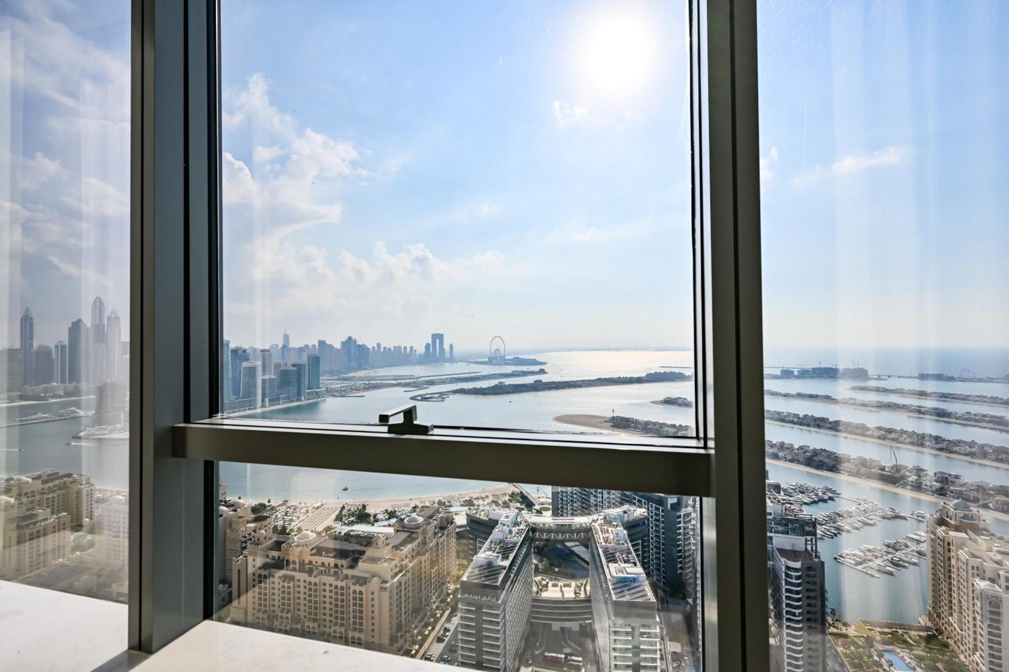 Apartamento Stylish 1-br Retreat With Sweeping Views In Palm Tower Dubai