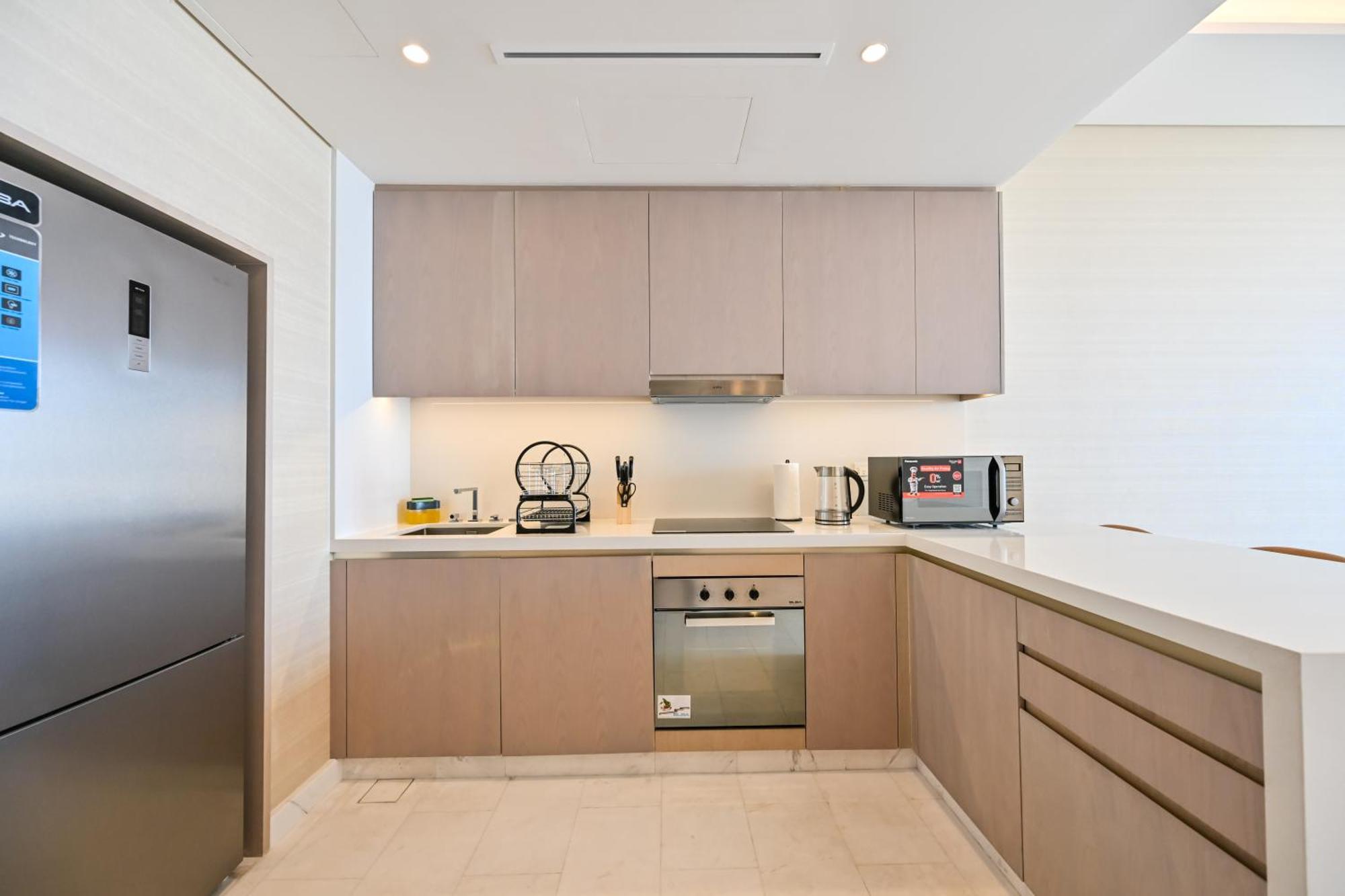 Stylish 1-br Retreat With Sweeping Views In Palm Tower Dubai