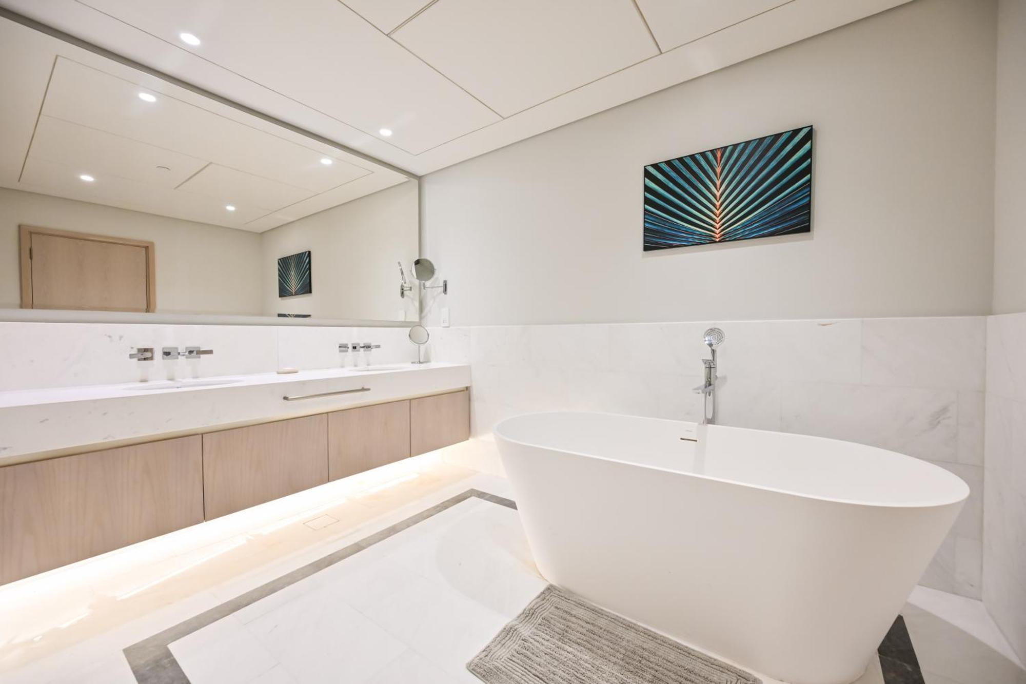 Stylish 1-br Retreat With Sweeping Views In Palm Tower *