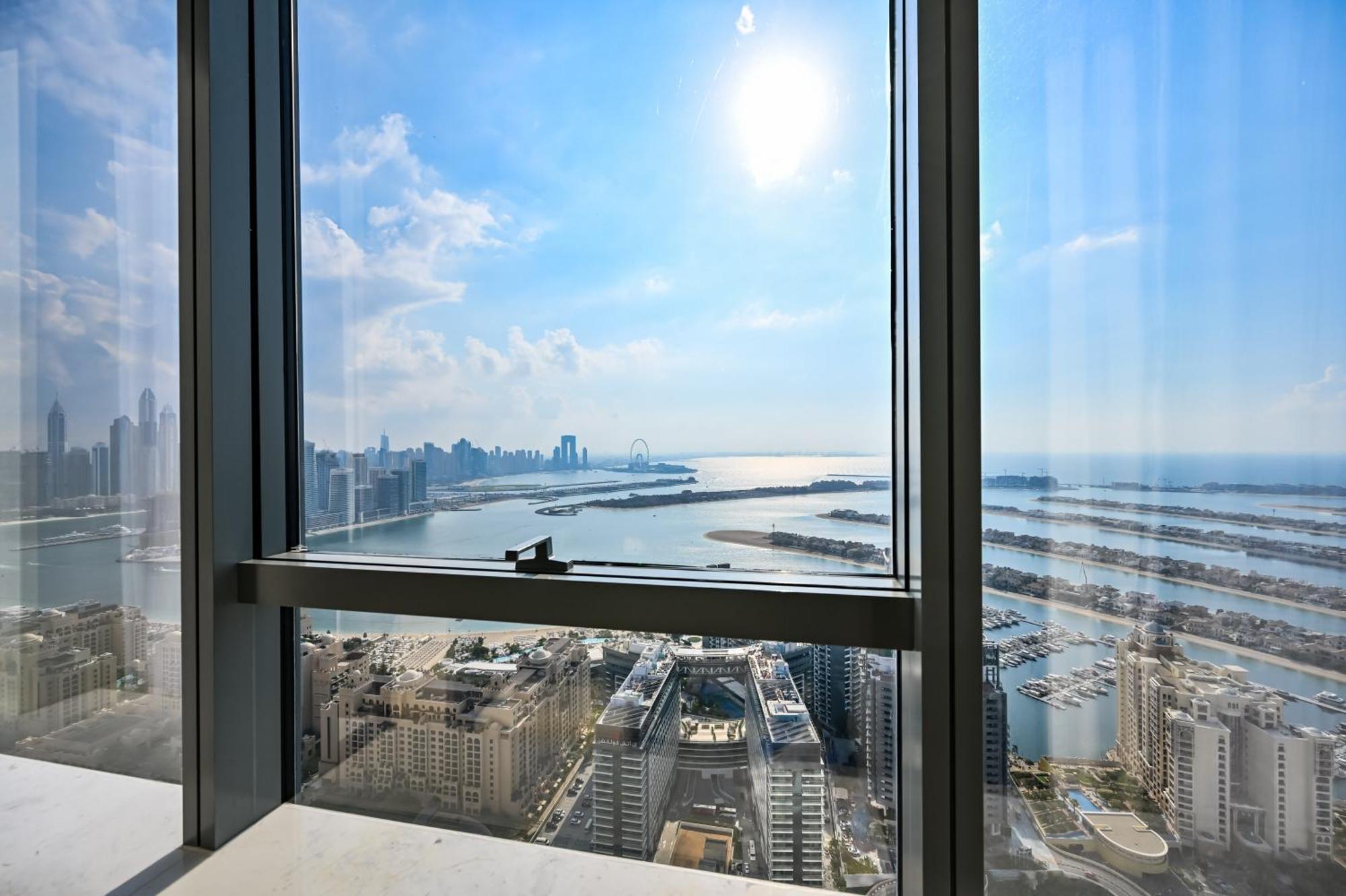 Apartamento Stylish 1-br Retreat With Sweeping Views In Palm Tower Dubai