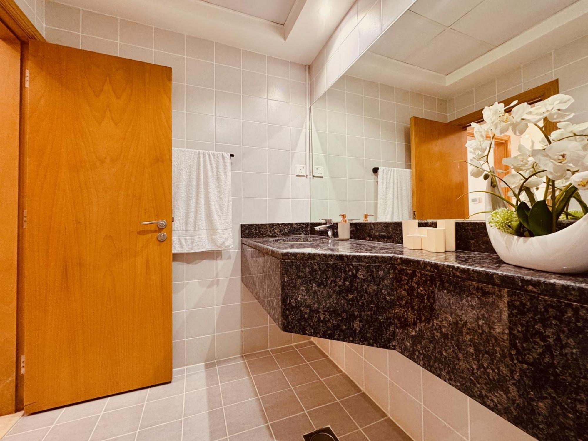 Canal View Comfort Business Bay *