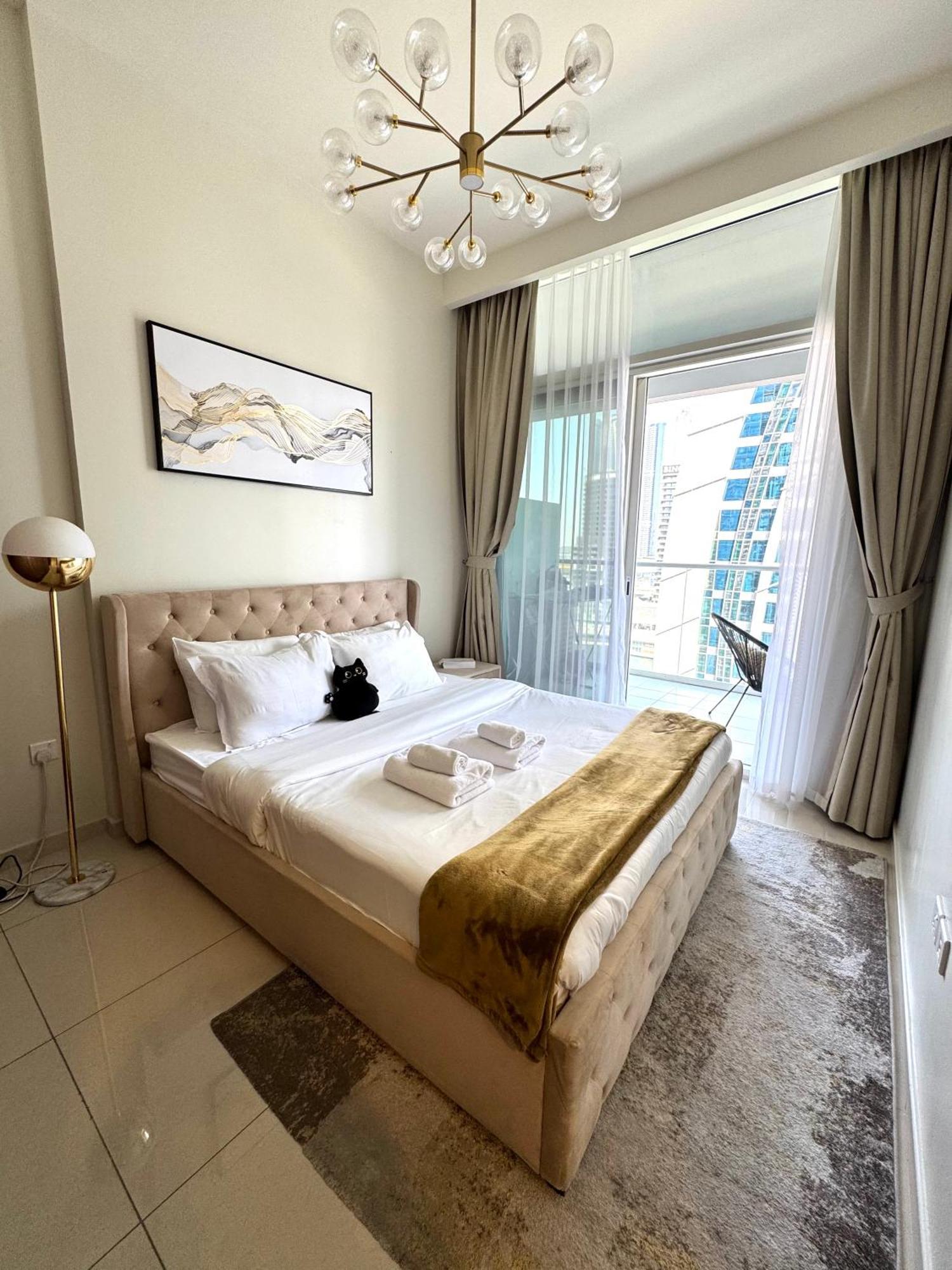 Apartamento Chic 1-bedroom Retreat With Stunning Canal View Near Burj Khalifa & Business Bay