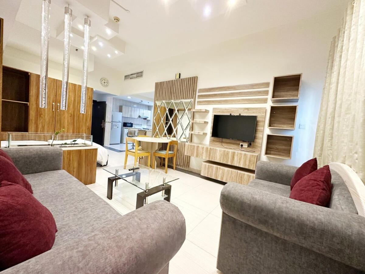 1bedroom With Portable Bed In Living Area