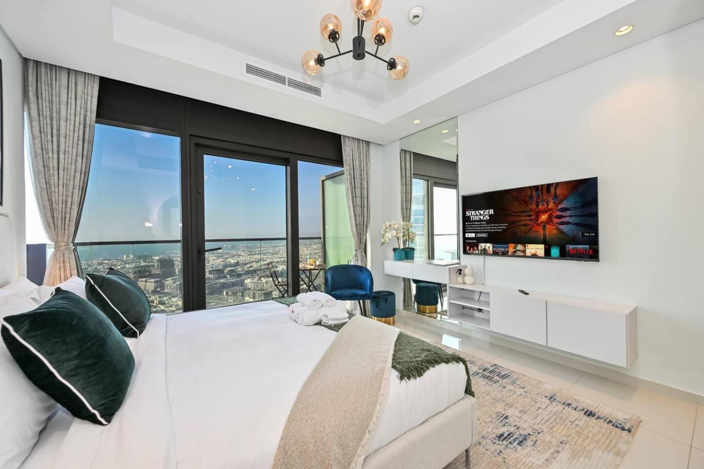 New 2 Bed Burj Khalifa View, 64th Floor Infinity Pool Dubai