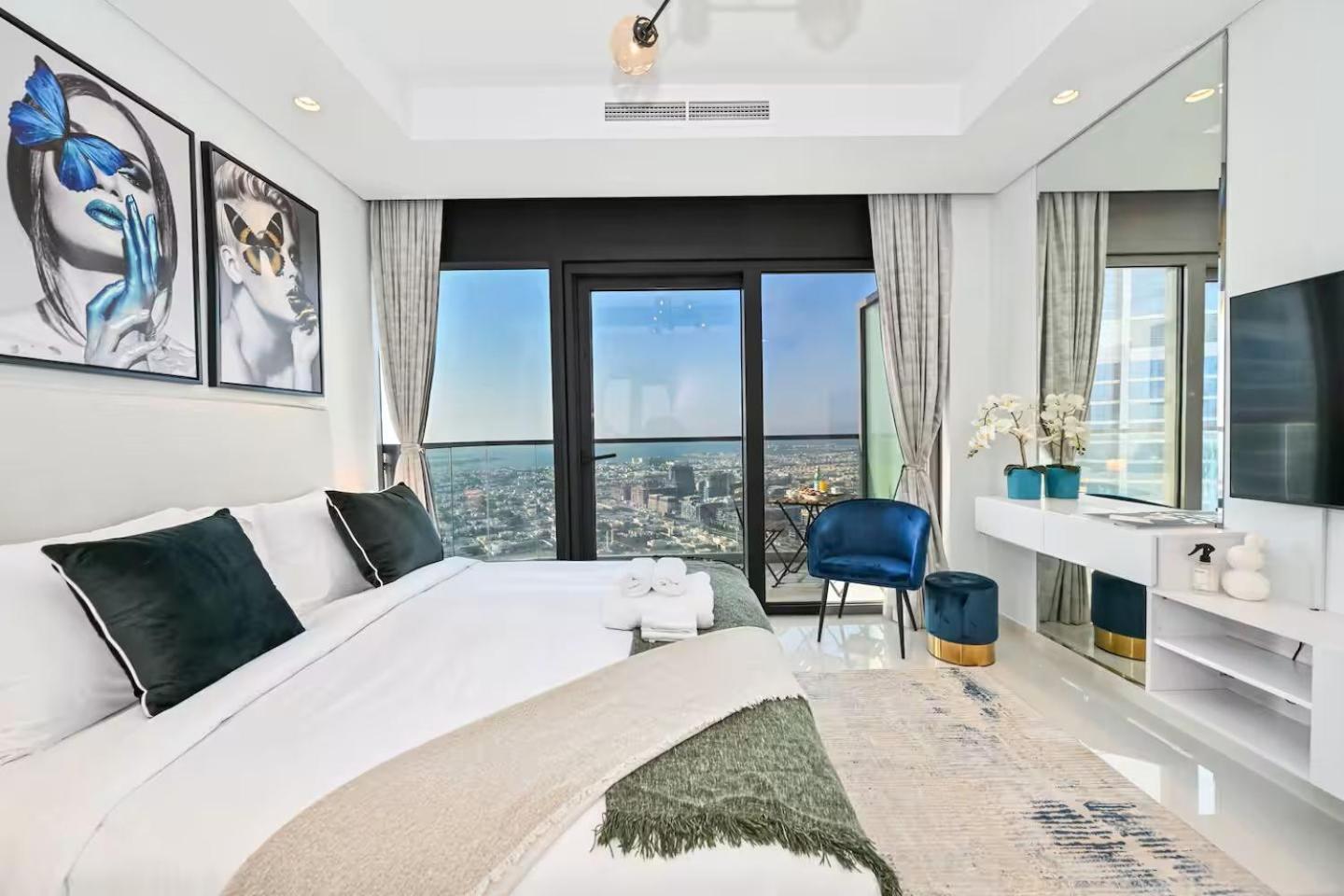 New 2 Bed Burj Khalifa View, 64th Floor Infinity Pool Apartment Dubai