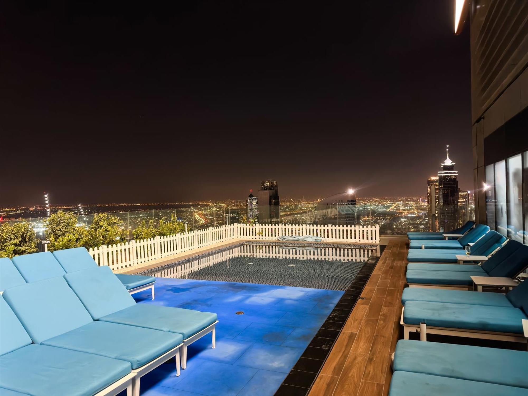New 2 Bed Burj Khalifa View, 64th Floor Infinity Pool Apartment *