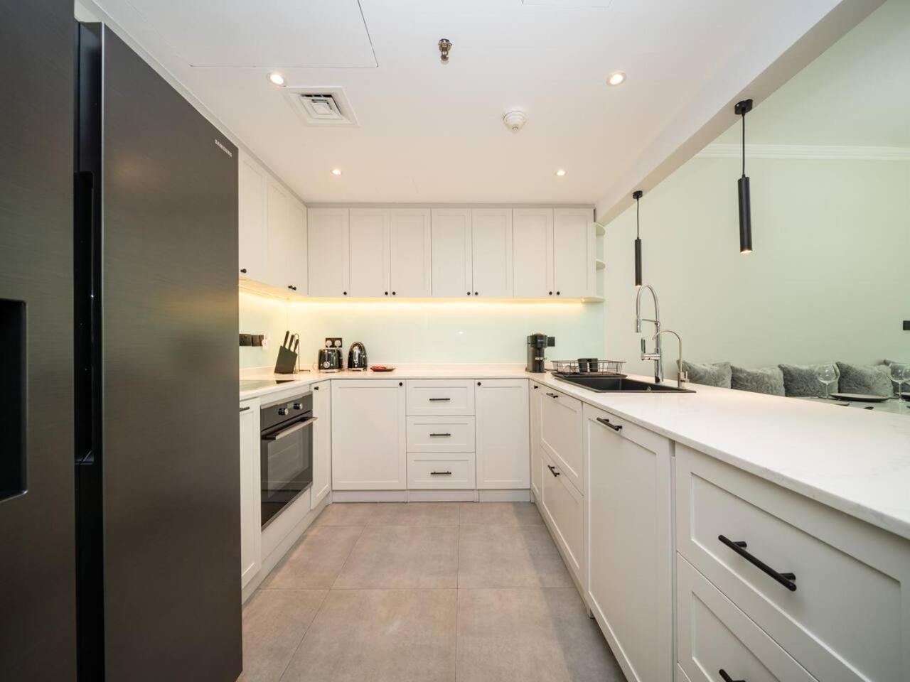 Luxurious 2 Bed Waterfront Living At Marina Quays Dubái
