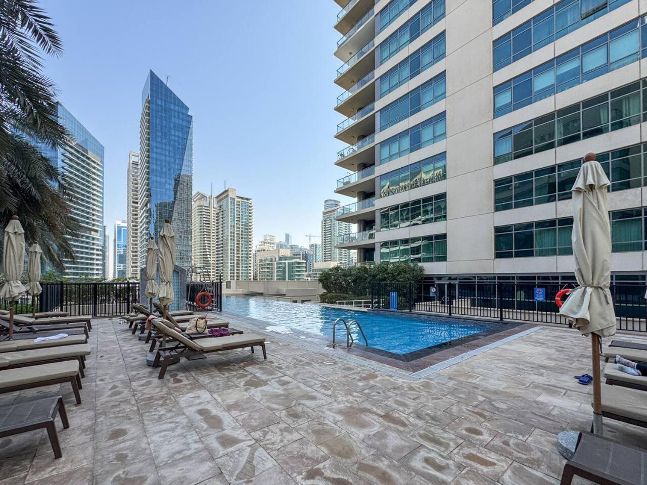 Luxurious 2 Bed Waterfront Living At Marina Quays