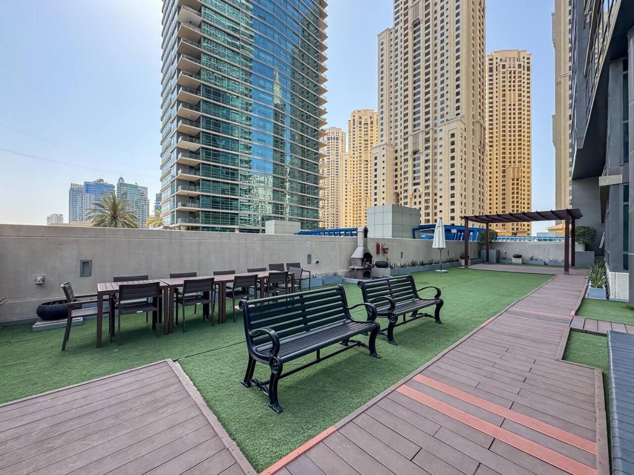 Luxurious 2 Bed Waterfront Living At Marina Quays *