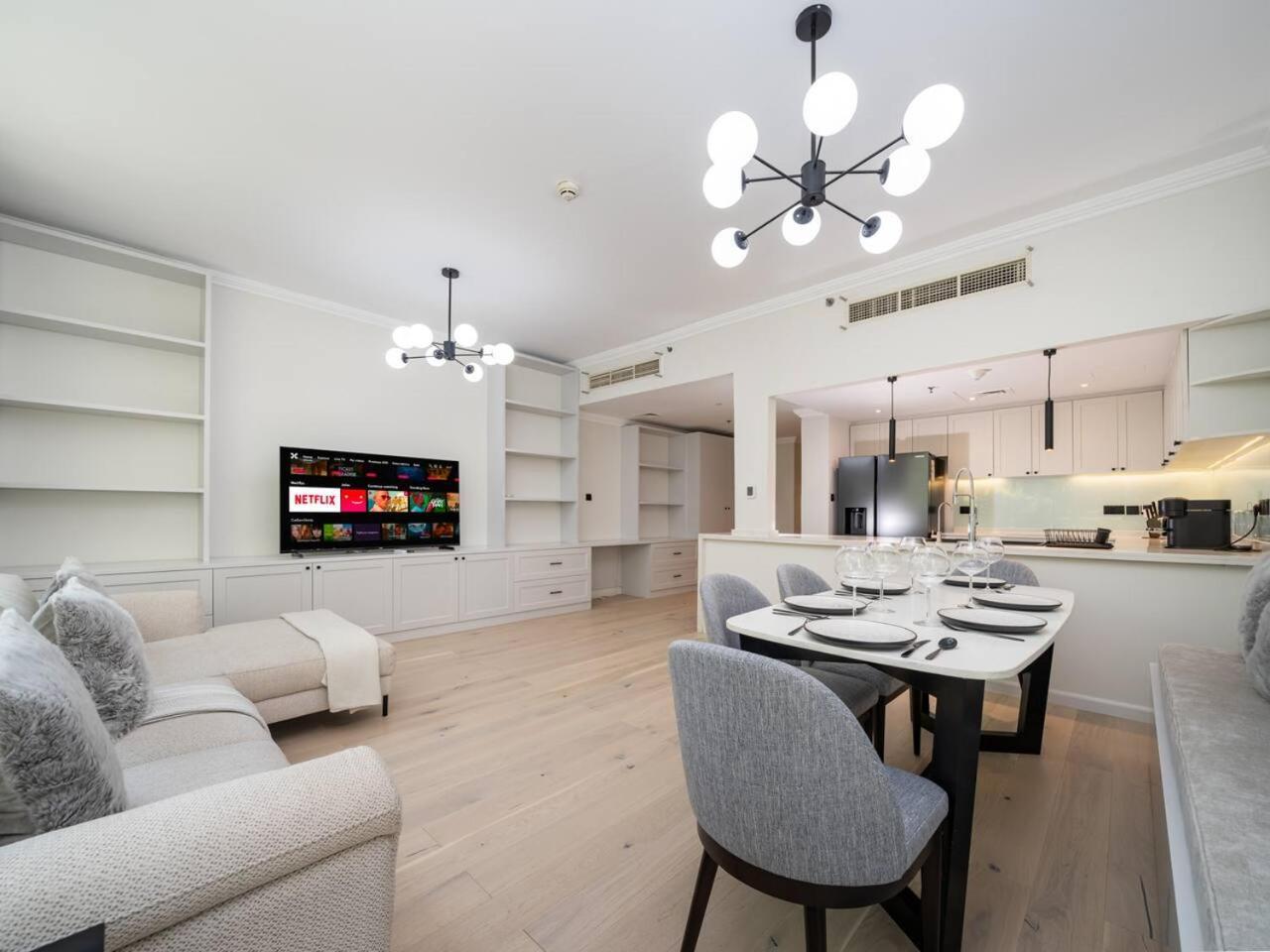 Luxurious 2 Bed Waterfront Living At Marina Quays Dubái