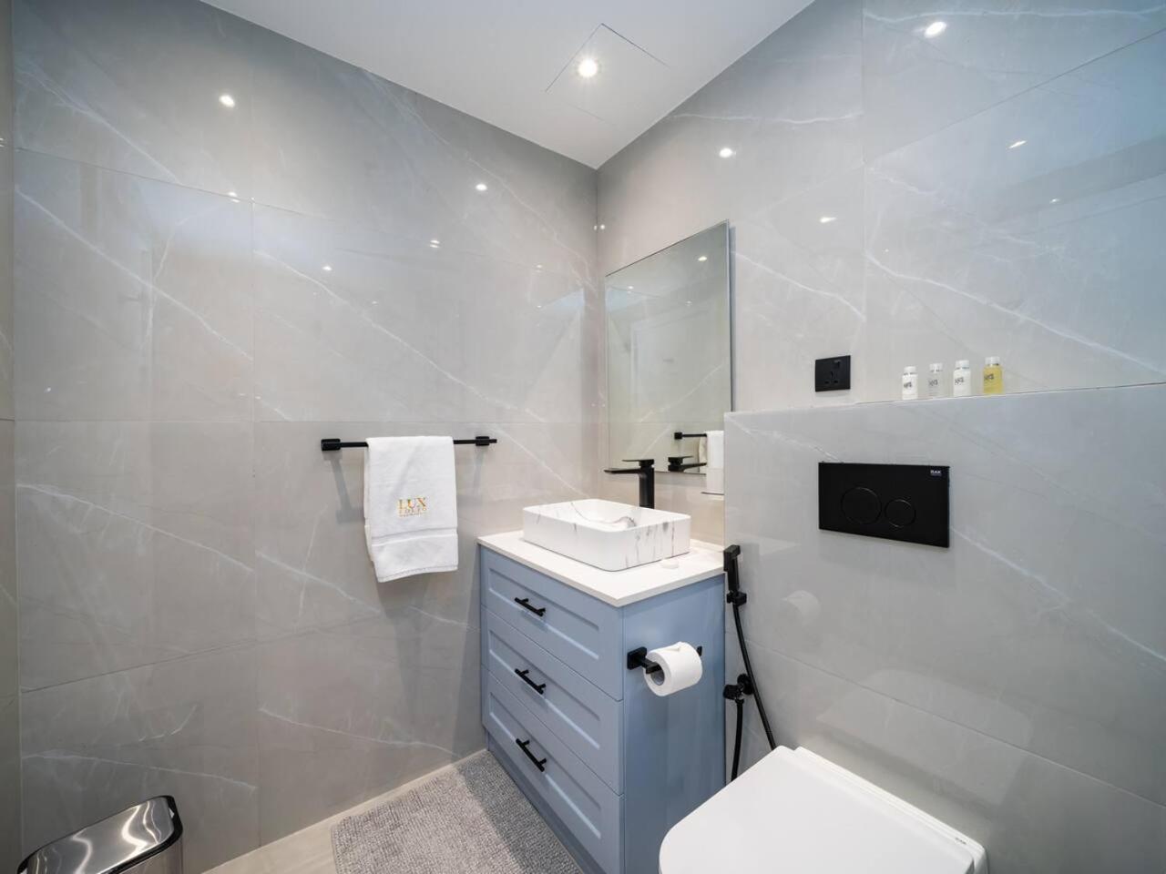 Luxurious 2 Bed Waterfront Living At Marina Quays
