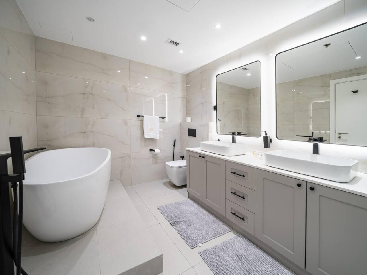 Apartamento Luxurious 2 Bed Waterfront Living At Marina Quays Dubái
