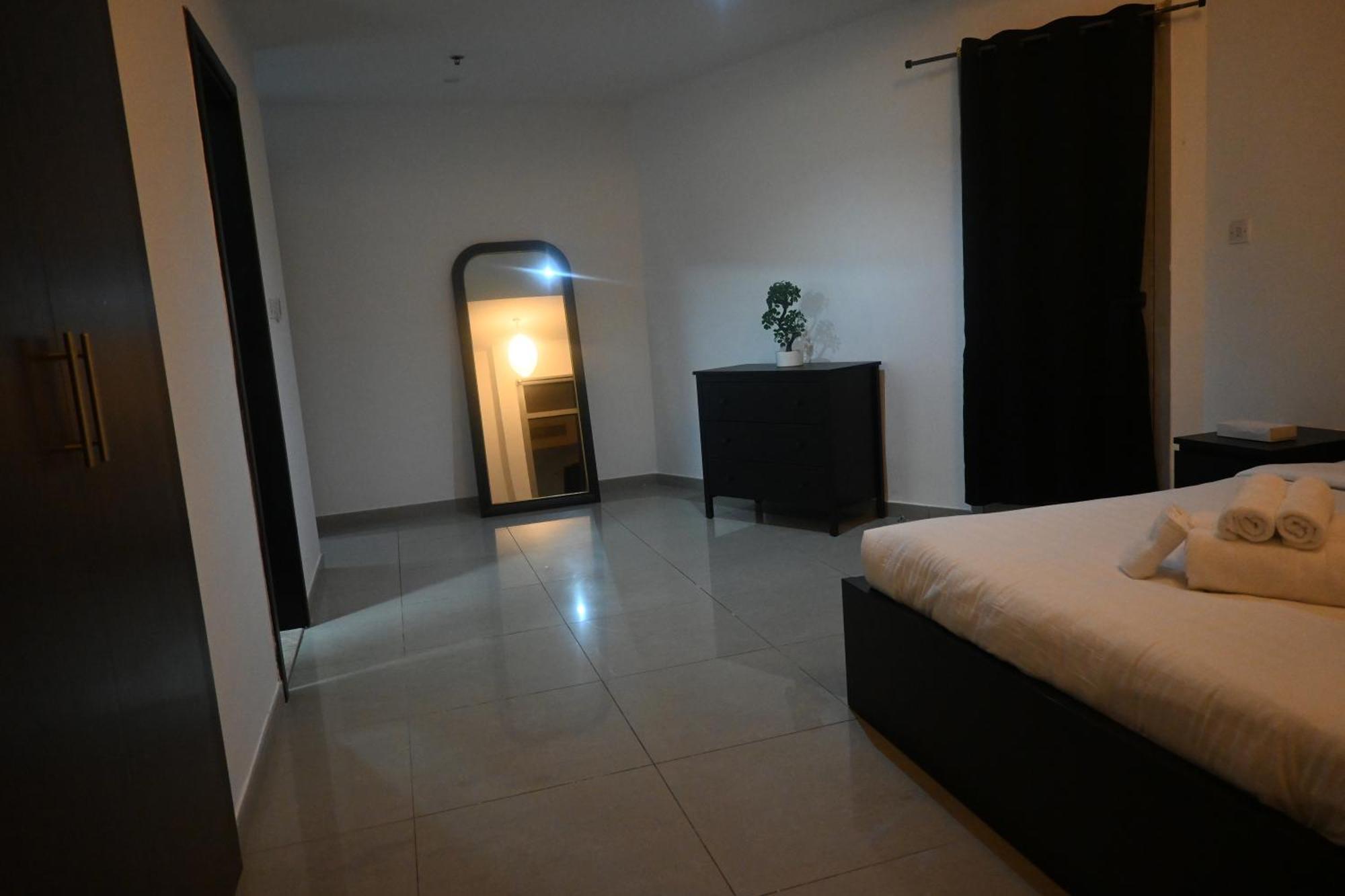 3 Bedroom Marina Wharf With A View! Great For Groups! Near The Beach, Many Activities 1 Maid Dubai