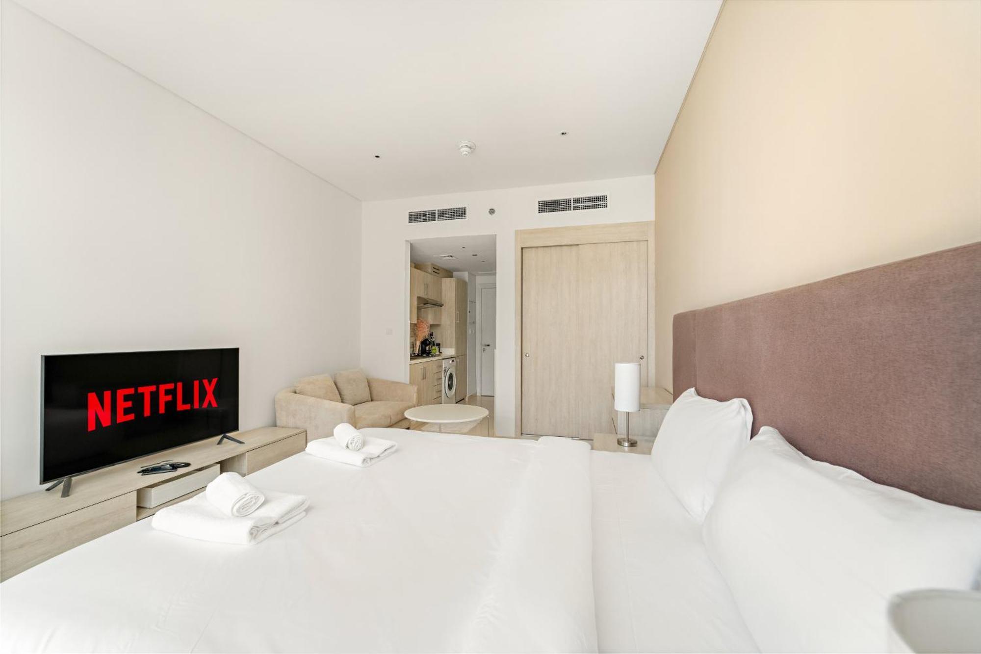 Vayk - Modern With Access Apartment