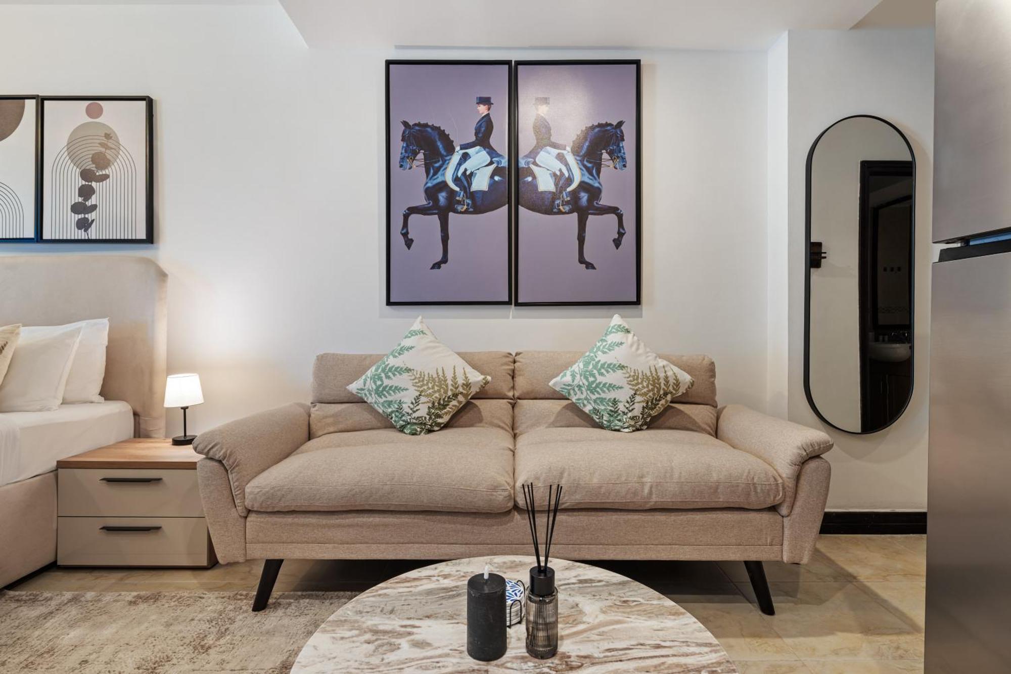 Upscale In Goldcrest Views Lejlighed *
