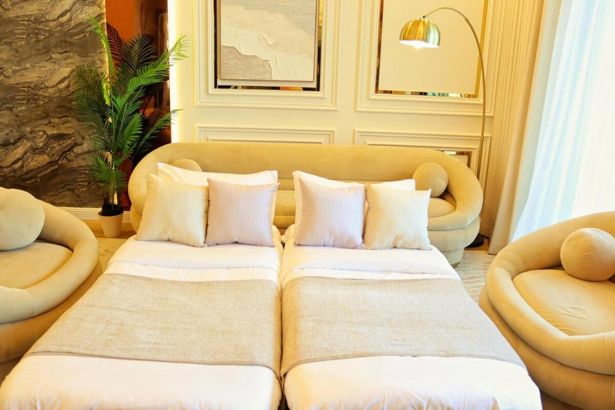 Waterfront 2br Haven - Marina & Sea Views! Dubai