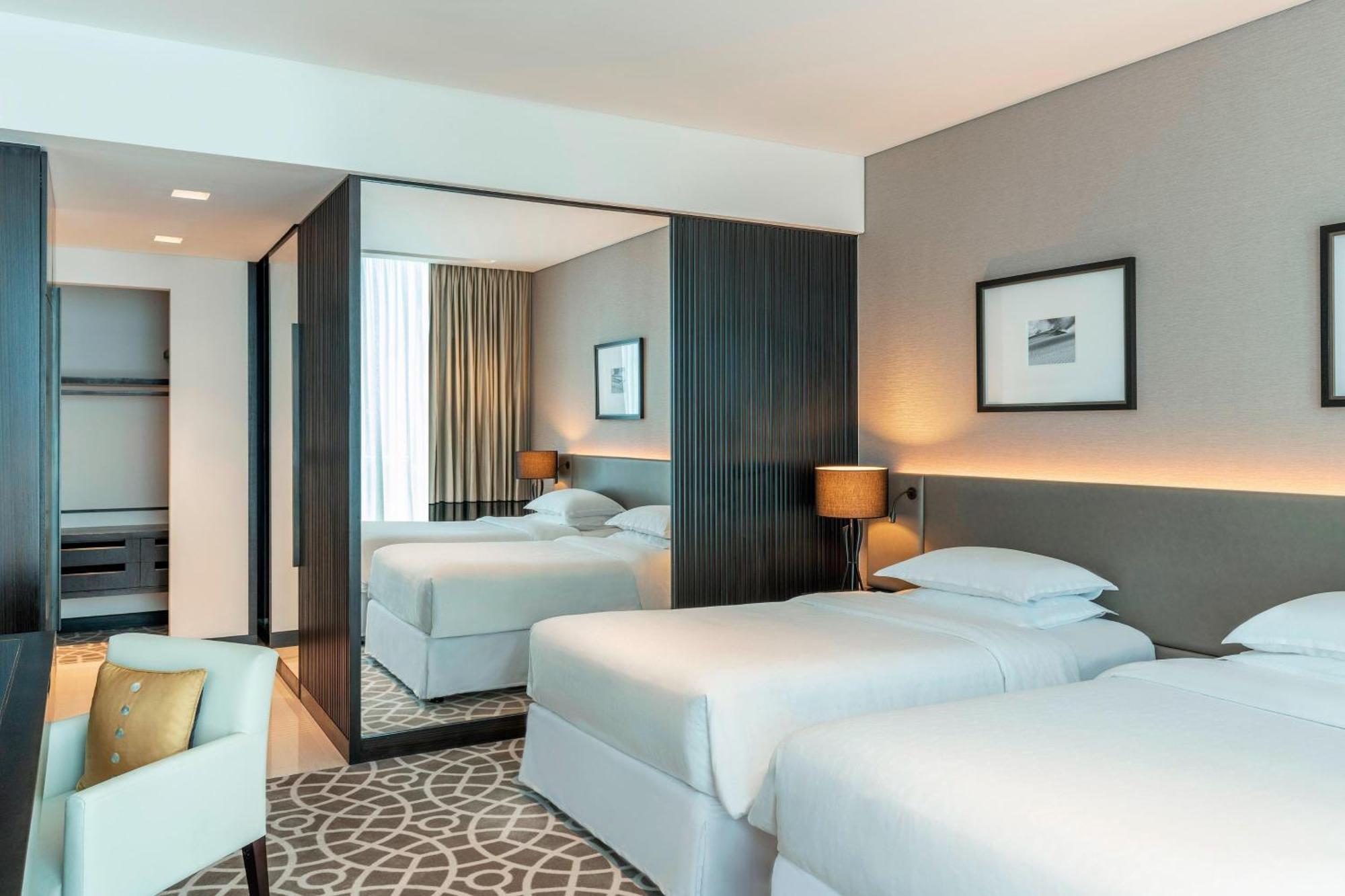 Sheraton Grand Hotel, Hotel 5*