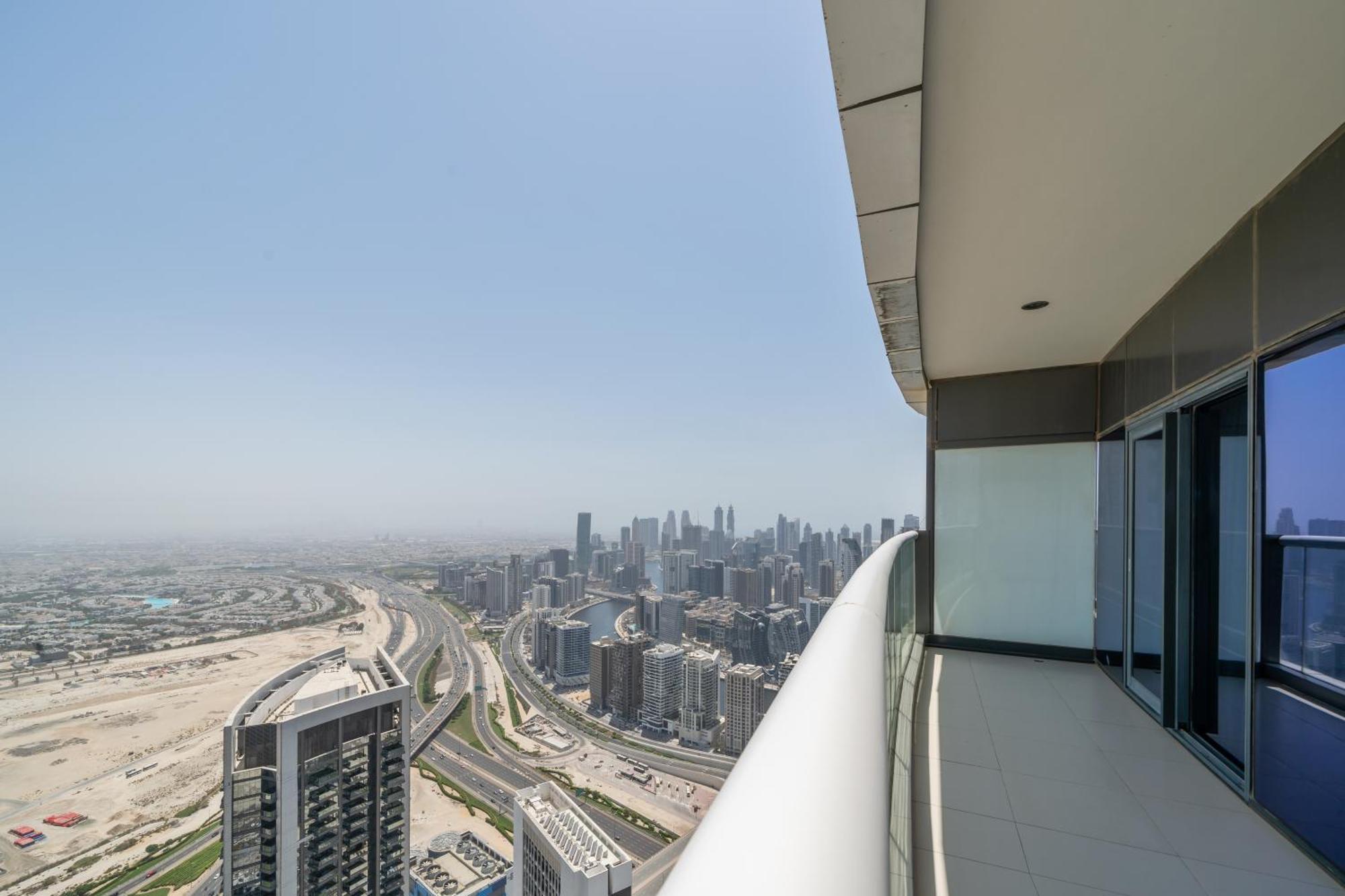 Luxurious 1br W & Pool, Sauna & Gym Near Burjkhalifa Dubai