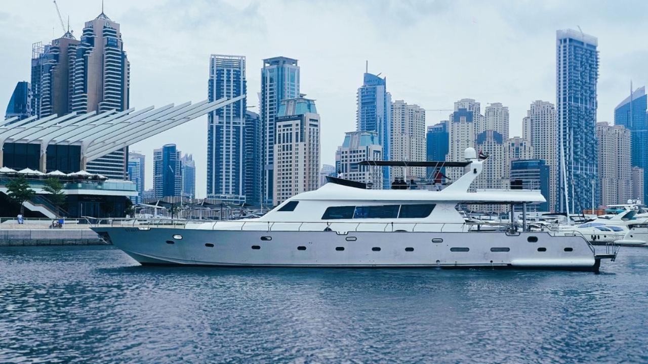 Riviera Leisure Yachts Hotel en barco
