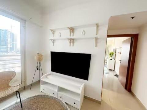 Luxury 1 Bhk In Marina By Dpie Man 1011