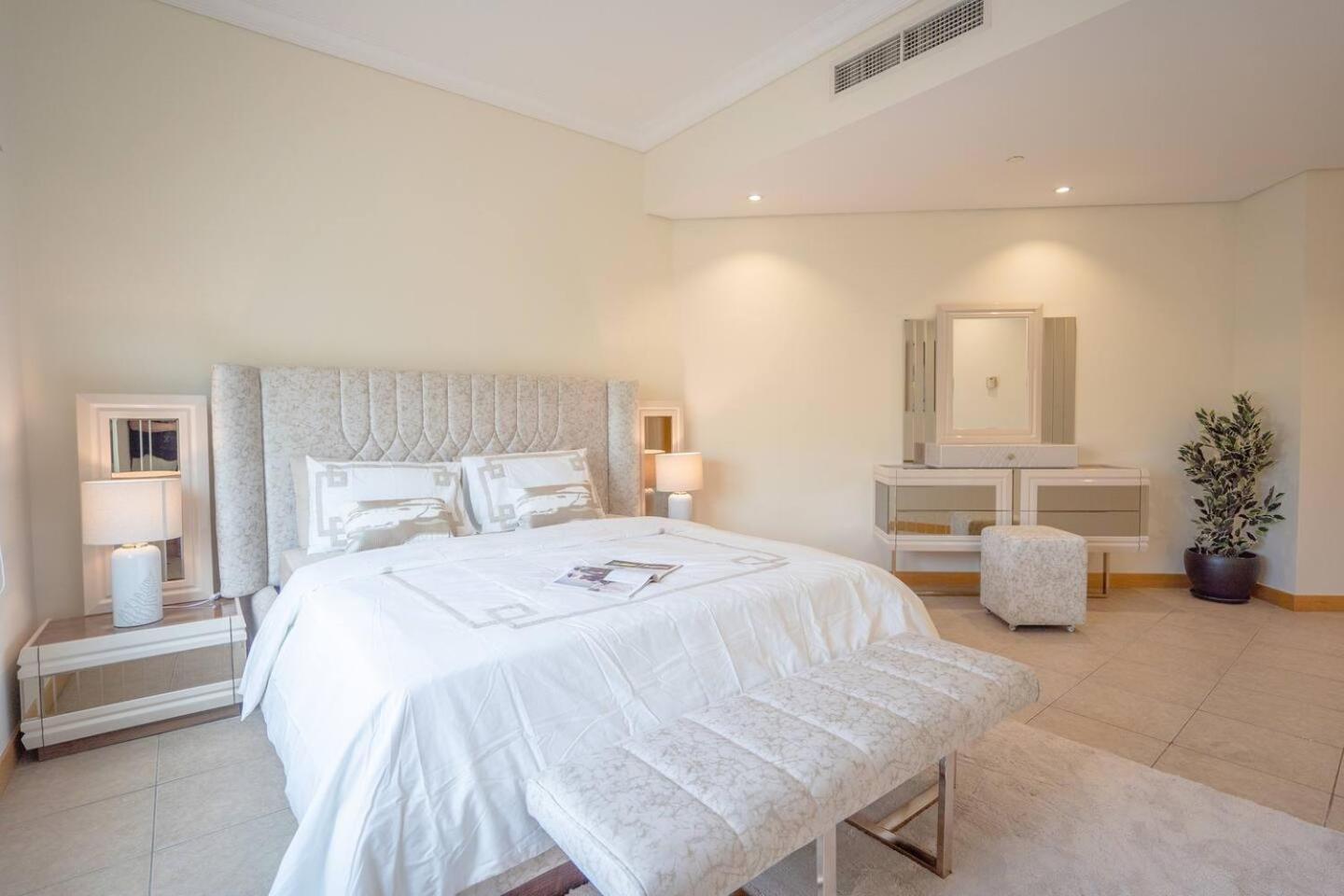 The Palm Luxury 4-Br Beach Club Access Dubai Apartment Dubai