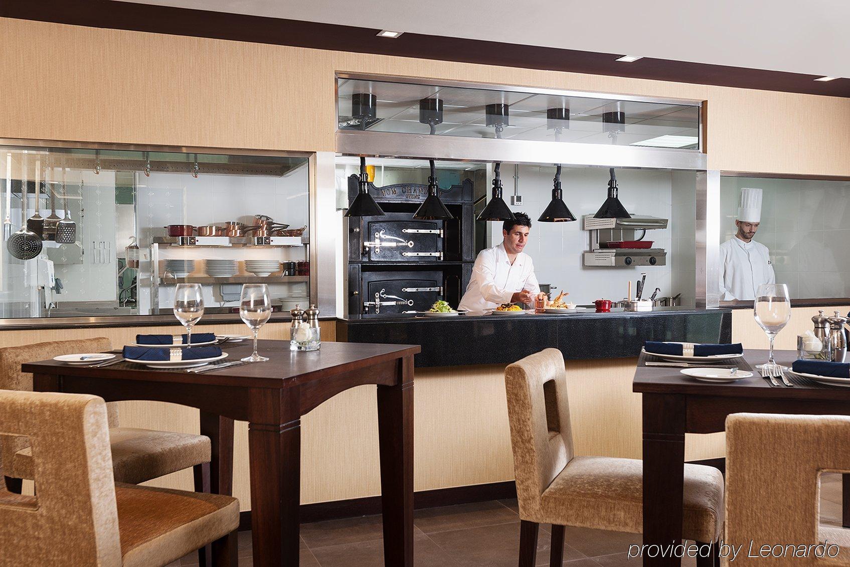 Carlton Downtown 4*
