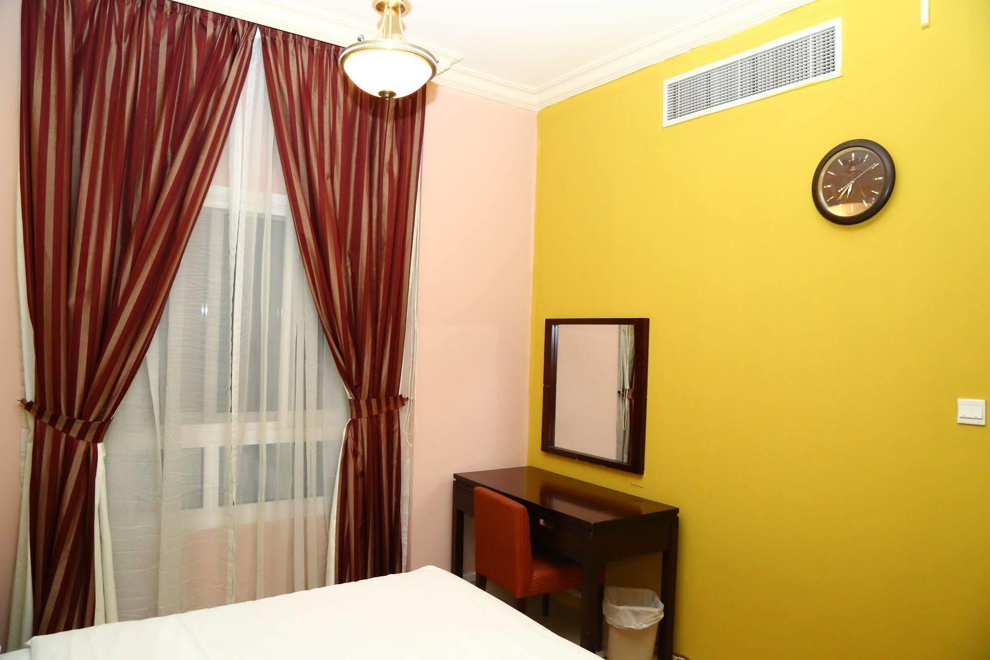 Golden Square 3*