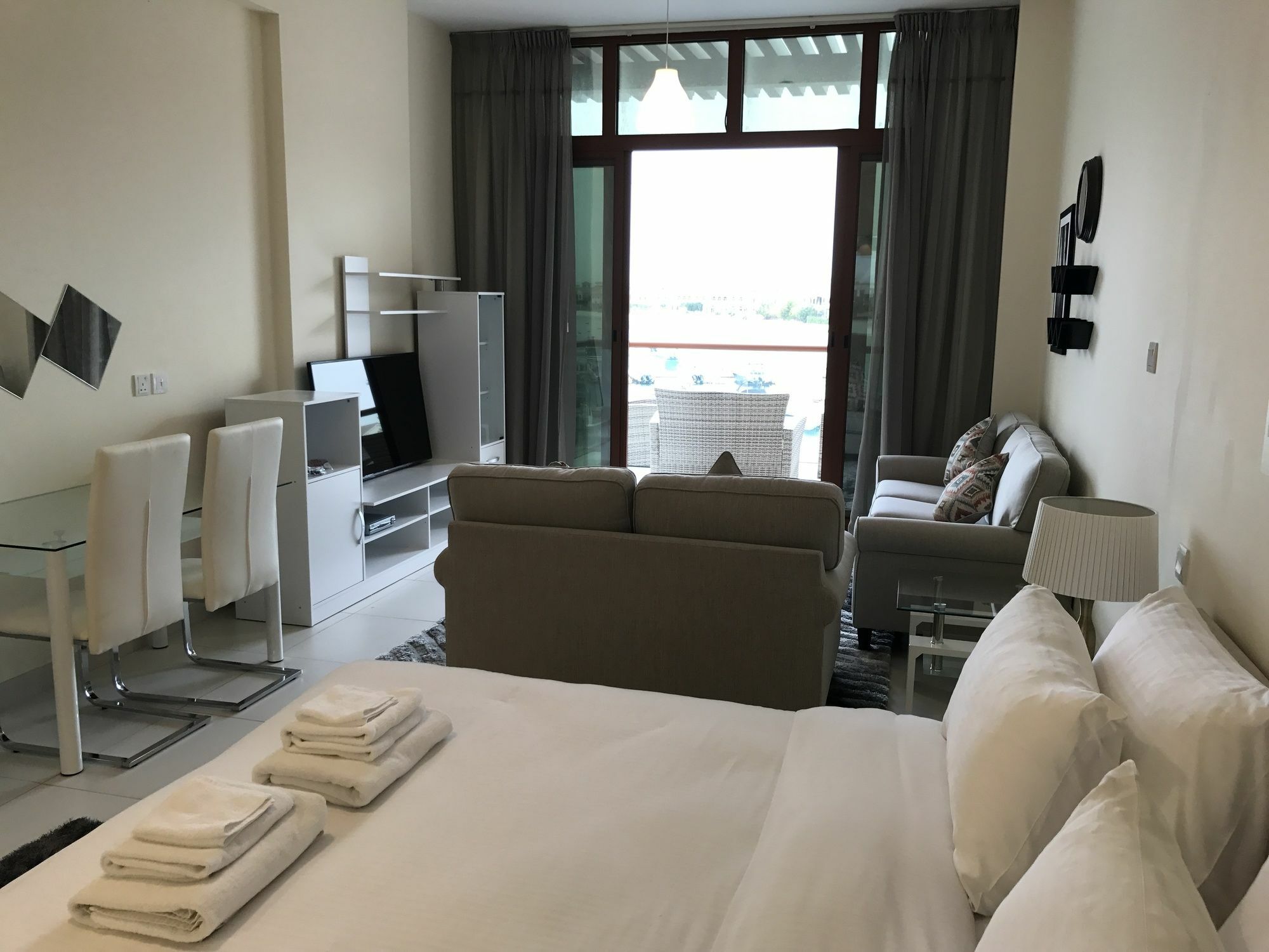 Yanjoon Homes - Palm Views * Dubai