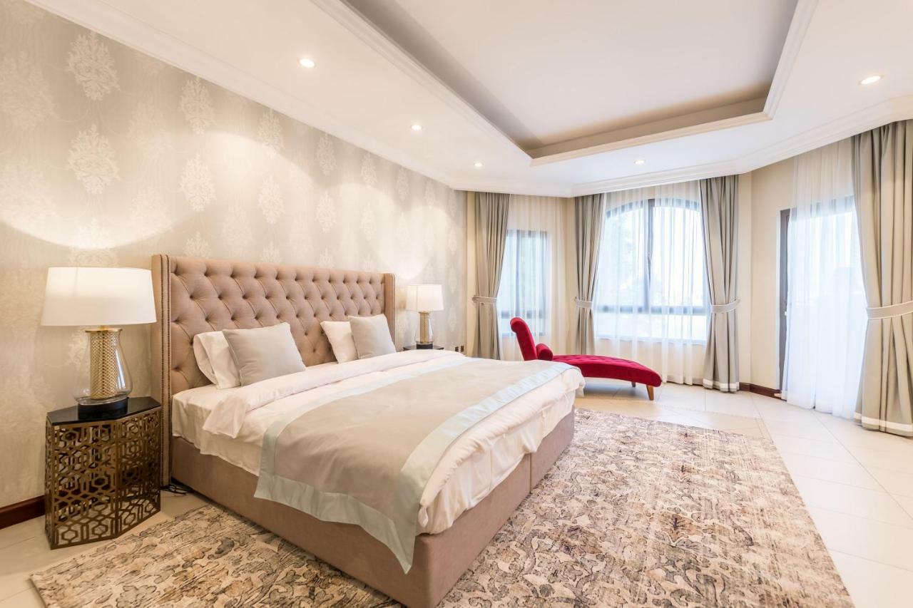 Villa Chic 4br With Assistant And Private Pool On Palm Jumeirah By Deluxe Homes
