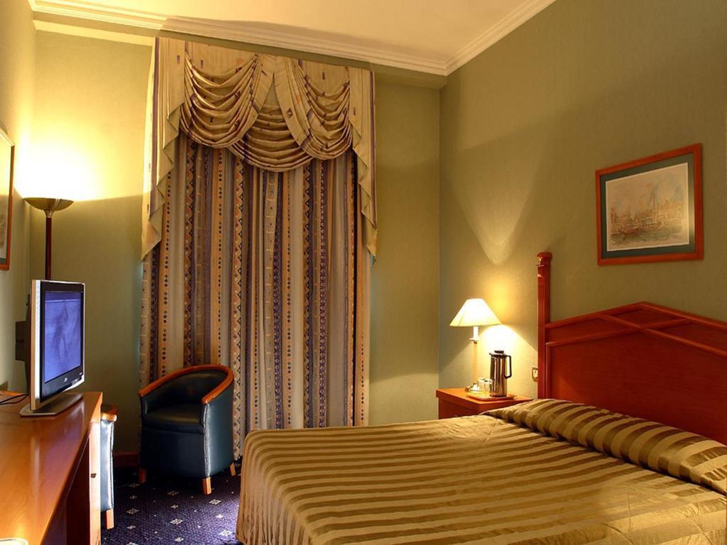 Sea View Hotel 4*