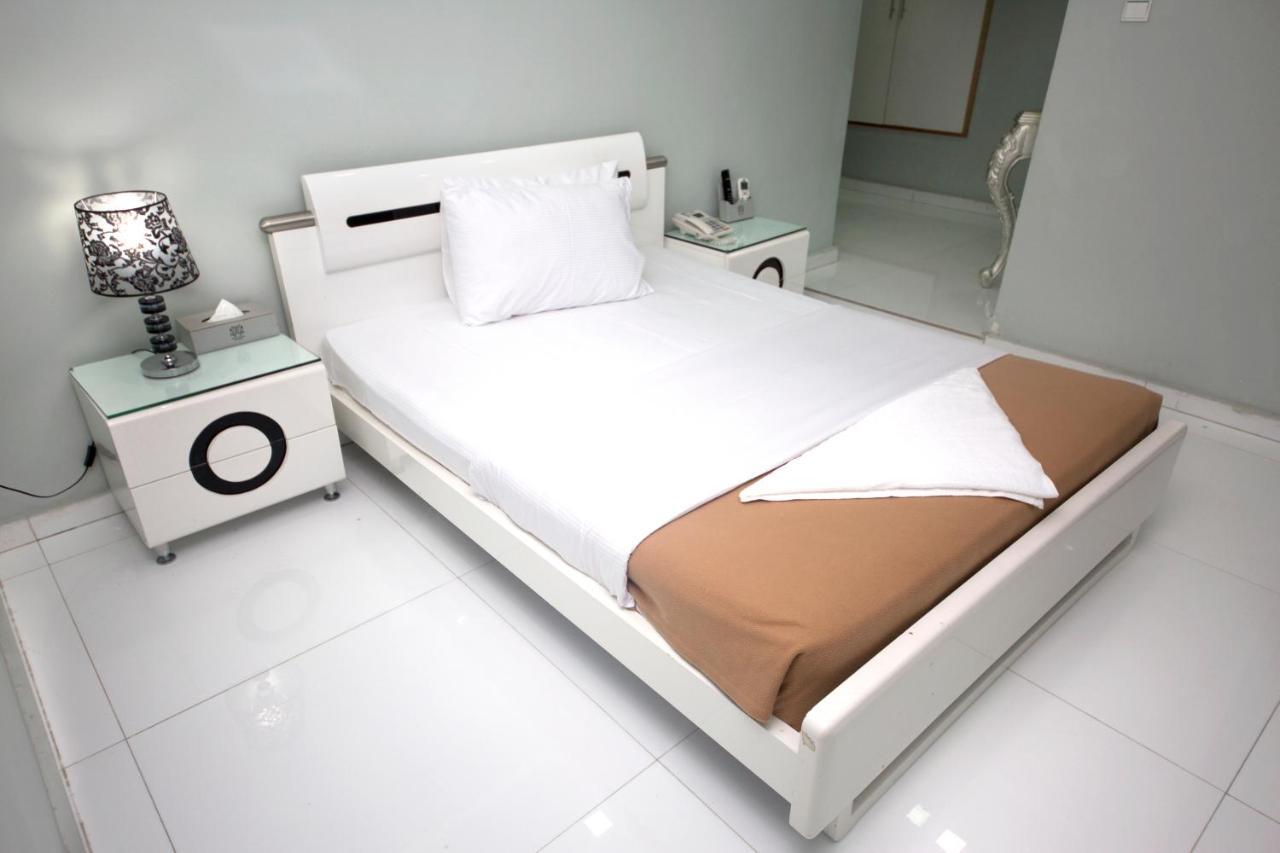 Hotel White *