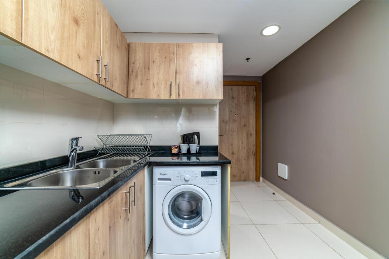 Golden Vacation Homes Continental Tower Marina Apartemen Dubai