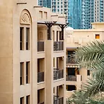 Higuests - Spacious Apt With Private Balcony In Old Town