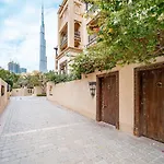 Higuests - Spacious Apt With Private Balcony In Old Town