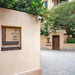 Higuests - Spacious Apt With Private Balcony In Old Town