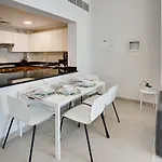 1Bd Apt In Sparkle Tower By Swarovsky Big Capacity