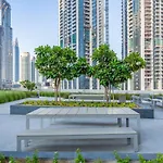 Elegant Apt With Balcony Minutes From Burj Khalifa