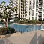 Nasma Luxury Stays - Elegant Condo With City Views And Dubai Skyline