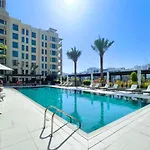 Bnbmehomes - Elegant Pool View - 2Br Apartment - 607
