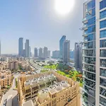 Glamorous Apartment Facing Burj Khalifa