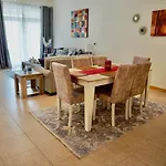Lovely 2 BR spacious Palm apt
